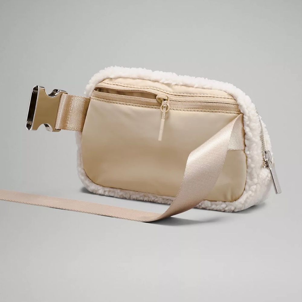 LULULEMON Everywhere Belt Bag Natural Ivory Fleece NWT - Picture 3 of 9